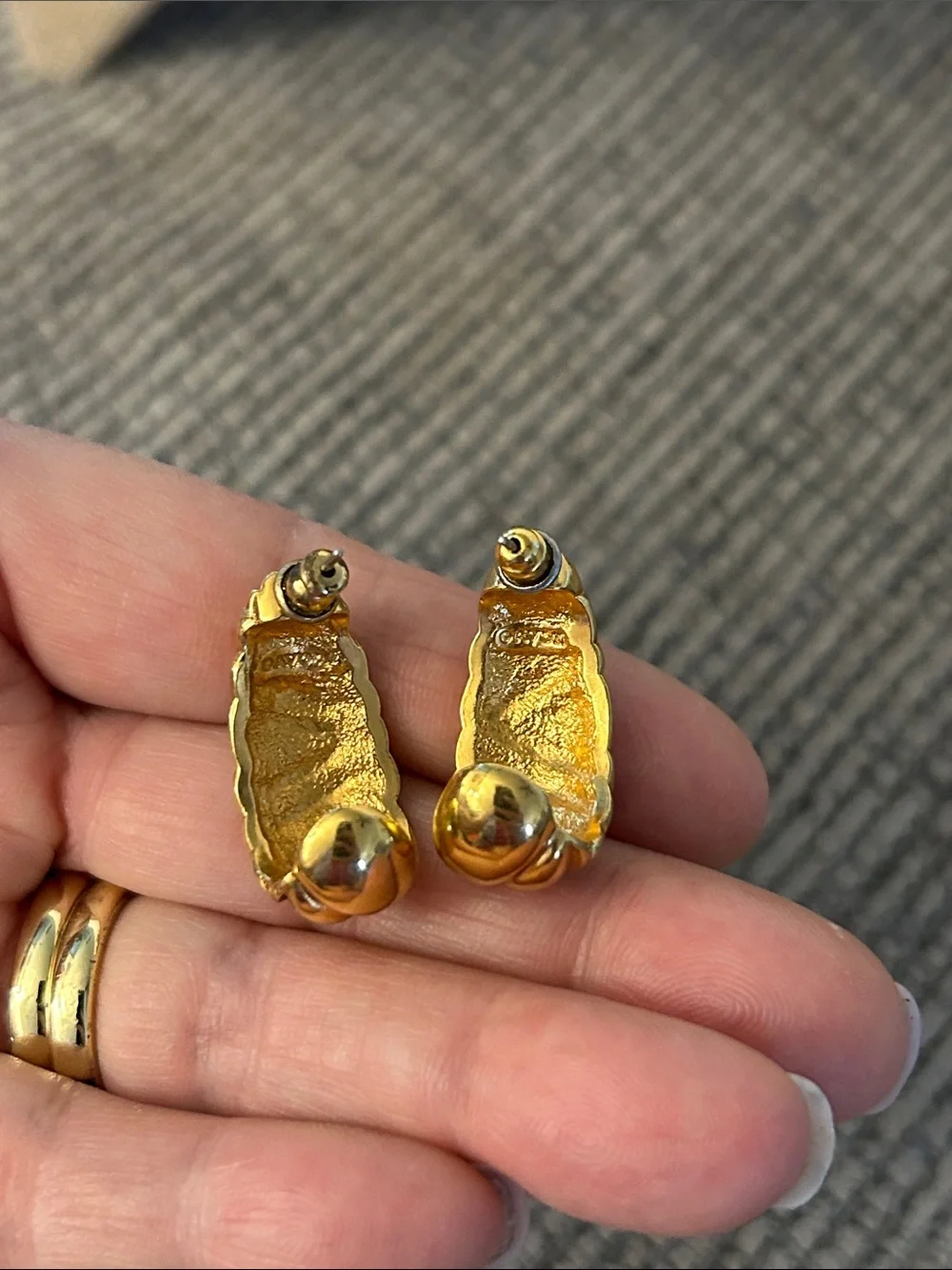 Avon Gold-Tone Green & Navy Enamel Post Back earrings